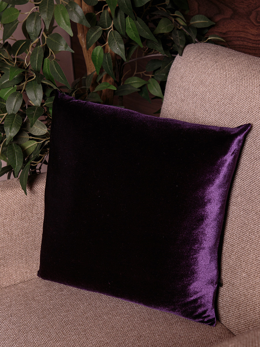 Однотонная подушка бархат фиолетовый