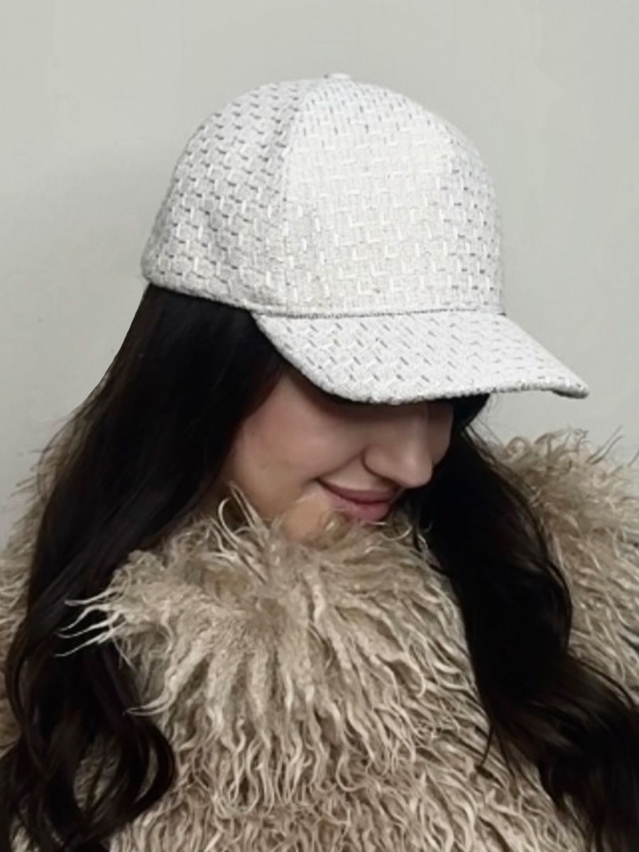 Бейсболка 005/у ткань Шанель пайетки на тр.п. молочный + лак белый