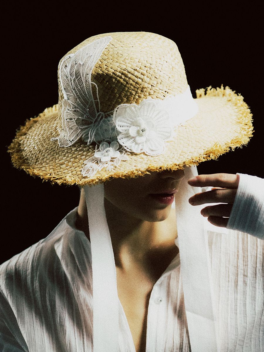 Соната Бабочка на цветке кружево шляпа солома соломенный (отделка белый)